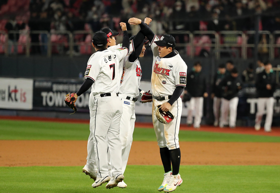 KT Wiz celebrate after beating the Kiwoom Heroes 9-6 in the fourth game of the first round of the KBO playoffs at Suwon KT Wiz Park in Suwon, Gyeonggi on Thursday.  [NEWS1]