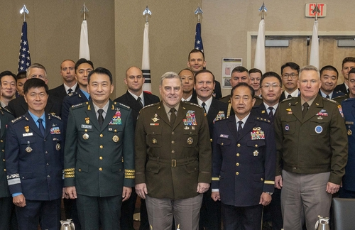 Korea's Joint Chiefs of Staff (JCS) Chairman Gen. Kim Seung-kyum, second from left, his U.S. counterpart, Gen. Mark Milley, center, and his Japanese counterpart, Gen. Koji Yamazaki, second from right, pose for a photo after trilateral talks in Washington on Oct. 20. [YONHAP] 