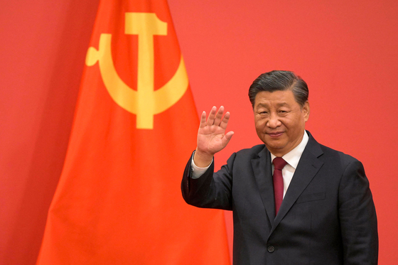 China's President Xi Jinping waves during an introduction of members of the Chinese Communist Party's new Politburo Standing Committee, the nation's top decision-making body, in the Great Hall of the People in Beijing Sunday. [AFP/YONHAP] 