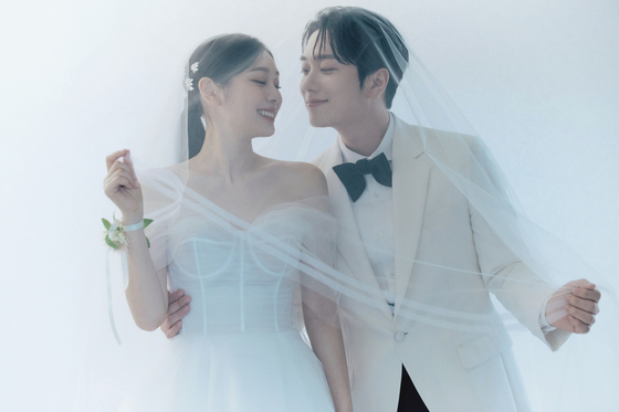 Kim Yuna, left, and Ko Woo-rim in a wedding photo that was released by Kim's agency All That Sports on Saturday morning, before they tied the knot later in the day at Shilla Seoul in Jung District, central Seoul [YONHAP]