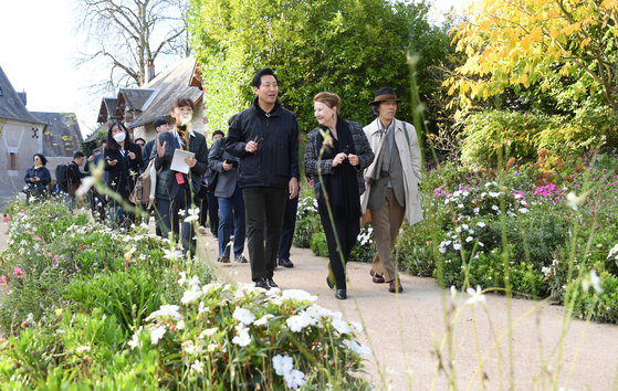 Seoul Mayor Oh Se-hoon, front left, visits the International Garden Festival in Chaumont-sur Loire, France on Saturday. [YONHAP]