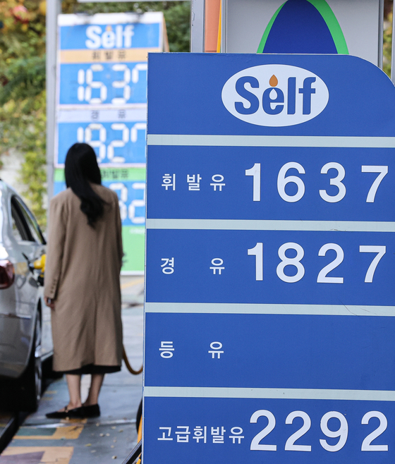 The average gasoline price nationwide dropped for six weeks straight to reach 1,665.6 won ($1.16) per liter in the third week of October, down 0.9 won from a week earlier, according to Opinet, the Korea National Oil Corporation’s oil price management system on Saturday. [YONHAP]