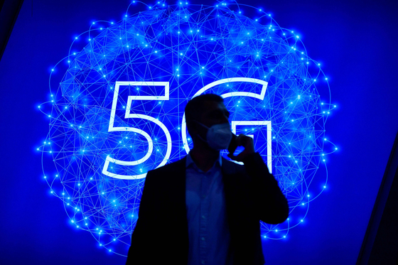 A 5G logo displayed at the MWC held in Barcelona on Feb. 28 [AFP/YONHAP]