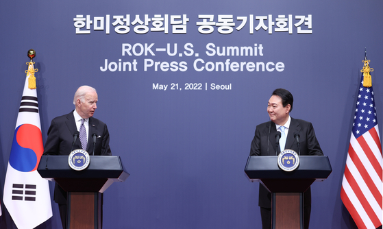 President Yoon Suk-yeol, right, and U.S. President Joe Biden hold a joint press conference after their first bilateral summit at the presidential office in Yongsan, central Seoul, on May 21. [JOINT PRESS CORPS]