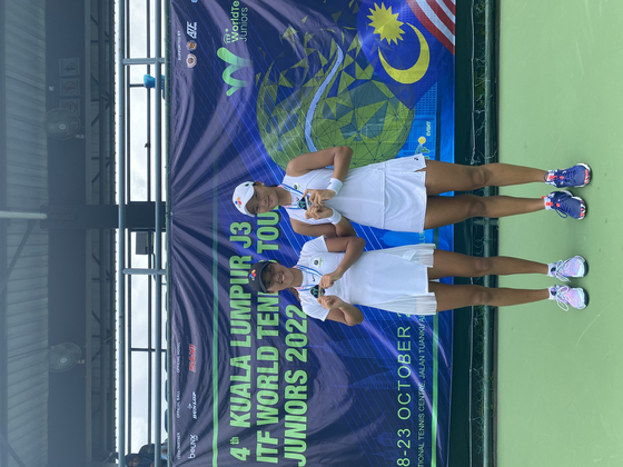 Jang Ga-eul, left, and Choi On-yu pose for a picture after the medal ceremony for the J3 ITF World Tennis Tour Juniors 2022 tennis tournament in Kuala Lumpur on Sunday. Jang won the girls’ singles gold medal, beating Choi in the final. The two also came together to win the doubles gold at the event, allowing Jang to sweep the medal table. [SPORTIZEN]