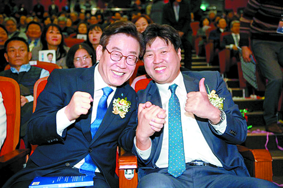 Lee Jae-myung, left, chairman of the Democratic Party (DP) Chairman and a former Gyeonggi governor, and Kim Yong, then a Gyeonggi provincial government spokesman, in a photo from December 2019 shared on Kim’s blog. [SCREEN CAPTURE]