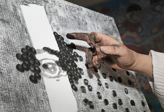  GuGu Kim works with dry charcoal and his fingers [PARK SANG-MOON] [PARK SANG-MOON]