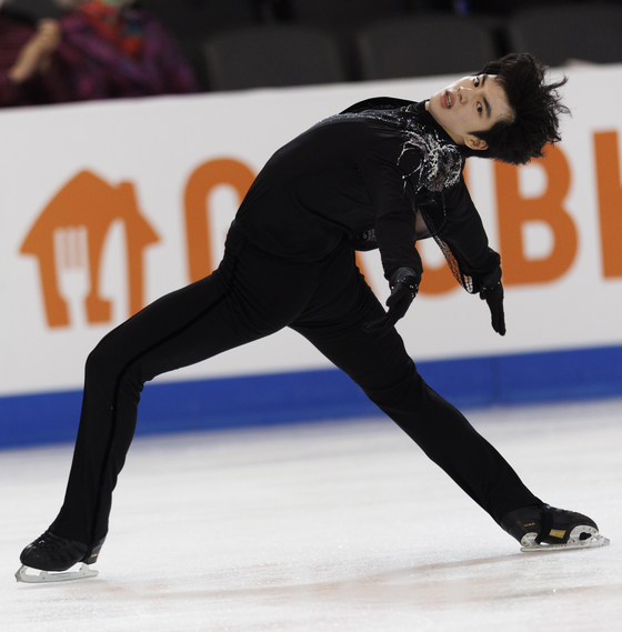 Cha Jun-hwan performs an Ina Bauer in his free skate program at the Figure Skating Grand Prix America 2022 held in Norwood, Massachusetts on Saturday. Cha went on to win the bronze medal at the event. [EPA/YONHAP]