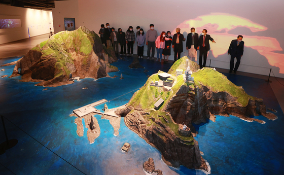 Reporters and officials from the Northeast Asian History Foundation on Monday tour the Dokdo Museum before it reopened to the public. The museum opened in Seodaemun District in 2012 and was relocated to a larger space in Times Square in Yeongdeungpo District, western Seoul. [YONHAP]