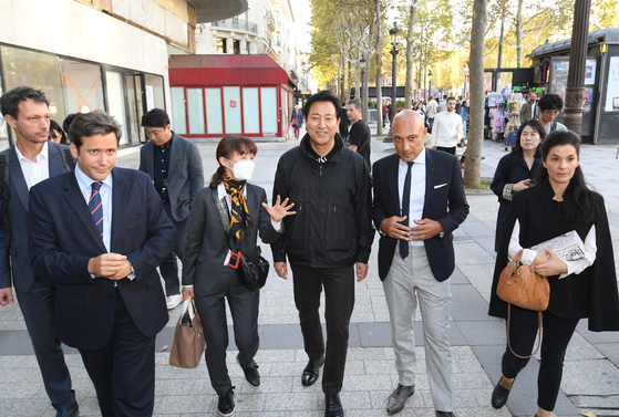Seoul Mayor Oh Se-hoon, center, tours the Champs-Élysées in Paris on Saturday along with officials from the Paris city government. [YONHAP]