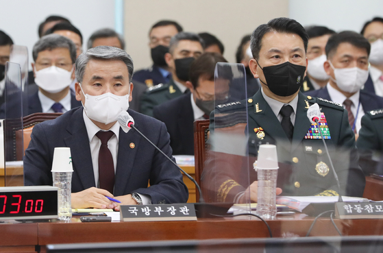 National Defense Minister Lee Jong-sup, left, and Gen. Kim Seung-kyum, chairman of the Joint Chiefs of Staff, right, attend a parliamentary audit hearing on Monday at the National Assembly in Yeouido, western Seoul, to answer questions about North Korean provocations and the Yoon Suk-yeol administration’s North Korea policy. [NEWS1]