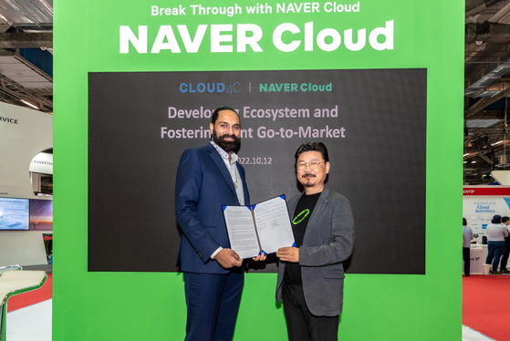 Cloud4C Chairman Sridhar Pinnapureddy, left, and Park Weon-gi, Naver Cloud CEO, pose for a photo during a signing ceremony on Oct. 12. [NAVER CLOUD]