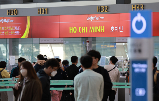 Tourists check-in for their flights to Ho Chi Minh, Vietnam, at the Incheon International Airport on Oct. 7. [YONHAP]