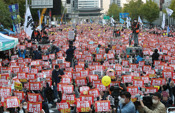 Members of liberal civic groups protest against the Yoon Suk-yeol administration in Jung District on Saturday. [NEWS1]