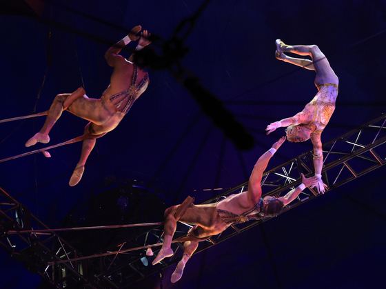 Flying trapeze performers on 10 meter (33 foot) high swings during a press preview of Cirque du Soleil's "Alegria in a New Light" at Jamsil Sports Complex’s Big Top Theater in Songpa District, southern Seoul, on Thursday. [YONHAP]