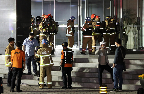 Firefighters enter the SK C&C data center building located in Pangyo, Gyeonggi, on Oct. 15 to extinguish a fire that broke out on the afternoon. [NEWS1]