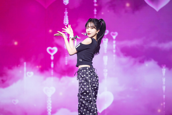 Jo performs "Love Shhh!" during a showcase in June 2022. [WAKEONE ENTERTAINMENT]