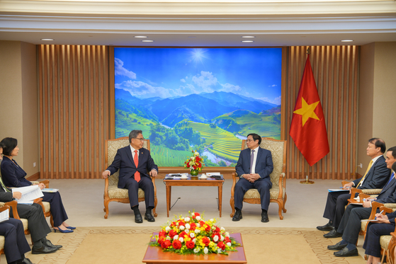 Foreign Minister Park Jin, left, meets with Vietnamese Prime Minister Pham Minh Chin in Hanoi on Tuesday. [MINISTRY OF FOREIGN AFFAIRS]