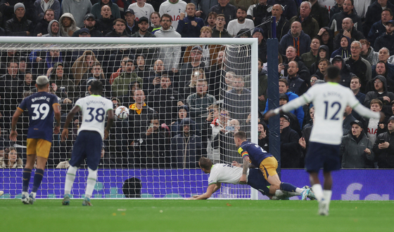 Tottenham Hotspur's Harry Kane scores their first goal in a game against Newcastle United at Tottenham Hotspur Stadium in London on Sunday.  [REUTERS/YONHAP]