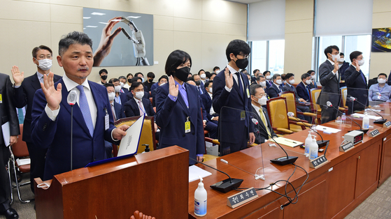 Heads of Kakao, Naver and SK C&C swear to tell the truth before answering questions from lawmakers over a recent fire that broke out at an SK C&C data center and knocked out Kakao services for over 13 hours, during an audit held at the National Assembly on Monday. From left are: Kakao founder Kim Beom-su; Naver CEO Choi Soo-yeon; Naver founder Lee Hae-jin; and SK C&C CEO Park Sung-ha. [JOINT PRESS CORPS]
