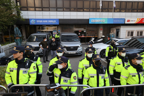 Vehicles of the prosecution are parked in front of the headquarters of the main opposition Democratic Party in western Seoul on Oct. 24. [NEWS1]