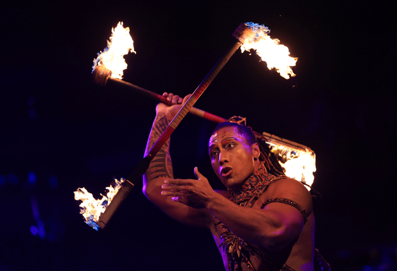 Performer Falaniko Solomona Penesa does the "Fire Knife Dance" during a press preview of Cirque du Soleil's "Alegria in a New Light" at Jamsil Sports Complex’s Big Top Theater in Songpa District, southern Seoul, on Thursday. [YONHAP]