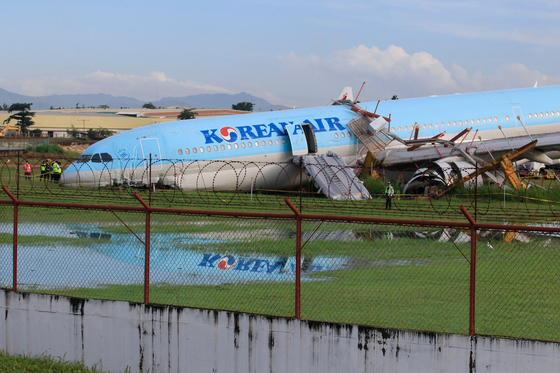 A Korean Air Lines' flight lands on a grass field 250 meters (820 feet) away from the runway at Mactan-Cebu International Airport at 11:07 p.m. on Oct. 23. [AFP/YONHAP]