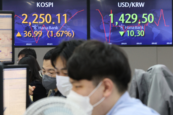 Electronic display boards at Hana Bank in central Seoul show stock and foreign exchange markets Monday morning. [YONHAP]