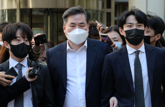 Yoo Dong-kyu, former acting president of Seongnam Development Corporation, leaves the Seoul Central District Court in Seocho District, southern Seoul, Monday after a hearing on the Daejang-dong land development project. [NEWS1]