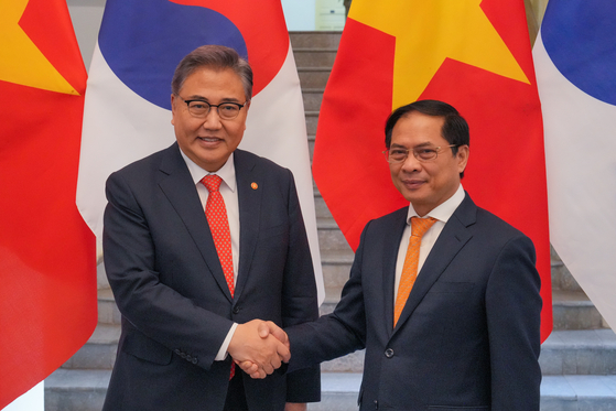 Foreign Minister Park Jin, left, shakes hands with Vietnamese Foreign Minister Bui Thanh Son in Hanoi on Tuesday. [MINISTRY OF FOREIGN AFFAIRS]