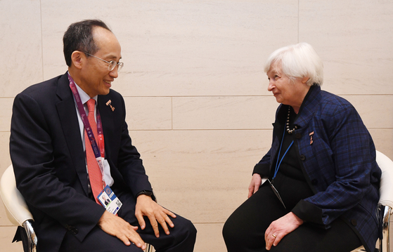 Korean Minister of Economy and Finance Choo Kyung-ho and U.S. Treasury Secretary Janet Yellen meet in Washington on Oct. 13. [MINISTRY OF ECONOMY AND FINANCE]