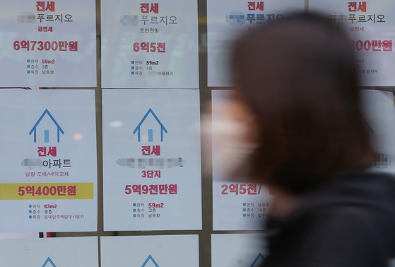 Jeonse prices posted at a real estate agency in Seoul on Tuesday. According to a KB Kookmin Bank real estate report, the median jeonse price is now 599.7 million won. It’s the first time in nearly two years that the median jeonse price has fallen below 600 million won. [YONHAP] 