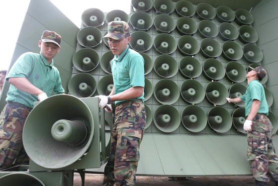 South Korean soldiers remove loudspeakers from the Odusan Unification Observatory in Paju, Gyeonggi, on June 16, 2004. [YONHAP]