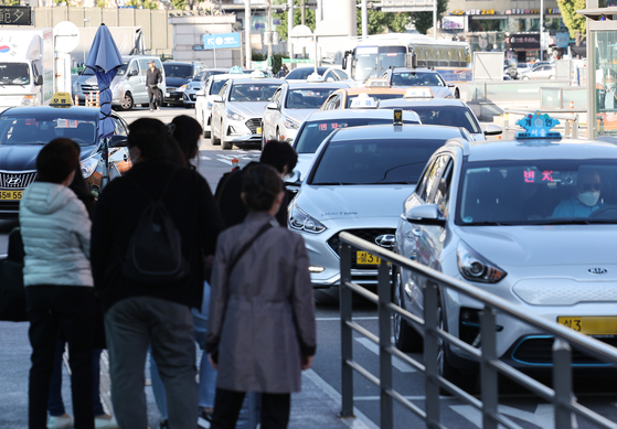 The basic taxi fare in Seoul will be raised to 4,800 won ($3.34), up 1,000 won, according to the Seoul Metropolitan Government on Tuesday. The increase, which is the first in four years, will be applied from Feb. 1 next year. [YONHAP]