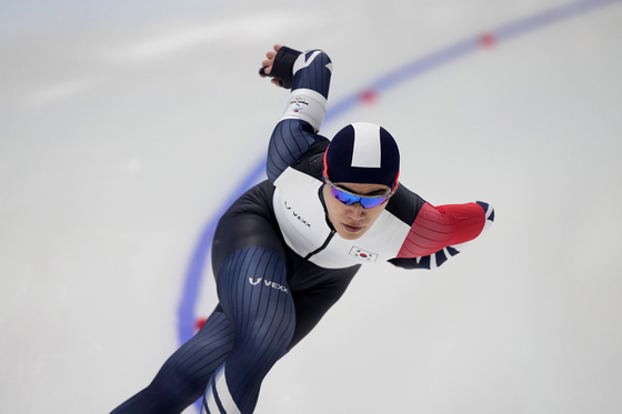 Kim Min-seok competes in the men's 1,500-meter race at the 2022 Winter Olympics on Feb. 8 in Beijing. [AP/YONHAP]