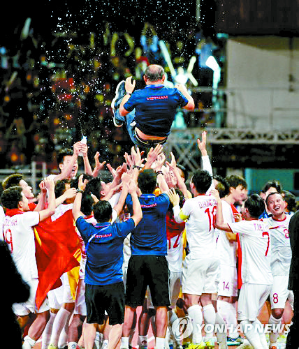 Coach Park and his team celebrating after the SEA win in 2019. [EPA/YONHAP]