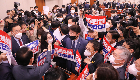 Lawmakers from the Democratic Party (DP) protest a parliamentary audit hearing at the National Assembly in Yeouido, western Seoul, on Thursday. The DP said it would boycott all audit hearings to protest the prosecution’s “politically motivated” probes against the party’s leader, but retracted the threat later. [NEWS1]