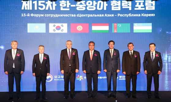 Foreign Minister Park Jin, fourth from right, and Busan Mayor Park Heong-joon, third from right, pose with foreign ministers from Central Asian countries at the 15th Korea-Central Asia Cooperation Forum held at the Paradise Hotel in Haeundae District, Busan, on Tuesday. [NEWS1]