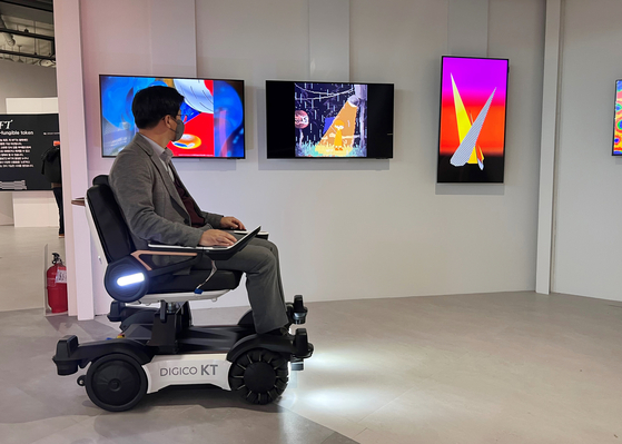A demonstration of an autonomous “smart” robot chair at the Dongdaemun Design Plaza in Seoul. KT announced Tuesday that it is making the smart robotic chair available for three weeks to visitors attending the DDP-NFT exhibition held at the DDP in cooperation with Seoul Design Foundation. KT plans to make the robotic solutions available at museums and exhibitions and later at airports, hospitals and hotels. [KT]