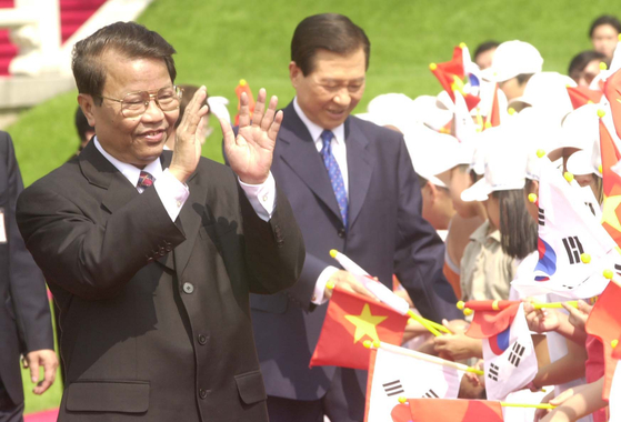Vietnamese President Tran Duc Luong, left, being welcomed in Seoul during his state visit that took place in August 2001 at the invitation of Korea’s President Kim Dae-jung, right. [JOONGANG PHOTO]