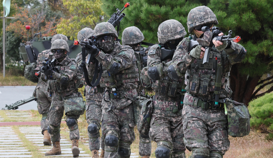 Soldiers take part in a drill to defend the Gori nuclear reactors in Gijang County, Busan, on Wednesday, from terrorist attacks. [SONG BONG-GEUN]