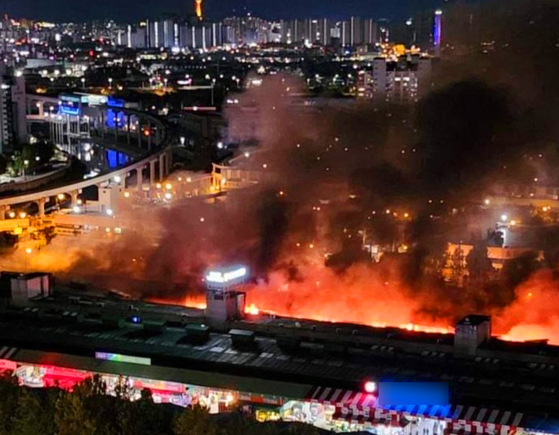 A blaze rips through the Daegu Agriculture and Fisheries Wholesale Market on Tuesday night, torching nearly 70 stores. [YONHAP]