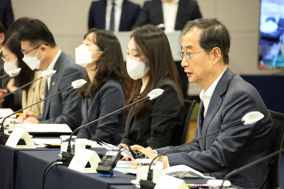 Prime Minister Han Duck-soo announces government policies targeting young people during a policy committee meeting at the Korea Chamber of Commerce and Industry in Seoul on Wednesday. [YONHAP]