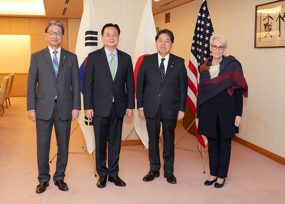 South Korean First Vice Foreign Minister Cho Hyun-dong, second from left, poses for a photo with his U.S. and Japanese counterparts, Wendy Sherman, right, and Takeo Mori, left, respectively, during a courtesy call on Japanese Foreign Minister Yoshimasa Hayashi in Tokyo on Oct. 25. [YONHAP]