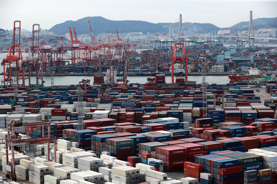 Containers stacked at a dock in the Port of Busan on Oct. 21. [YONHAP]