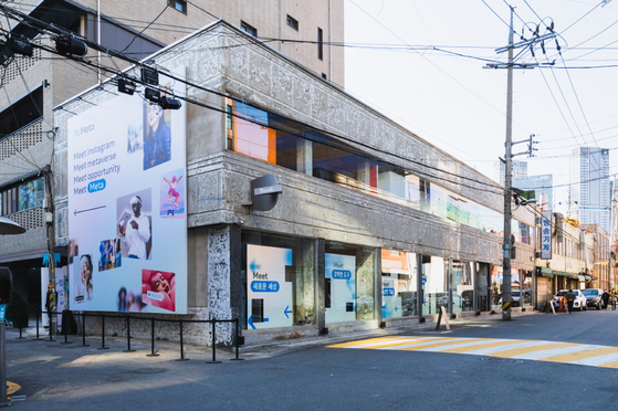 The Meet Meta Pop-up, a pop-up store to help locals get a look at its latest metaverse and Instagram features, opened in in eastern Seoul’s Seongsu-dong, on Wednesday. It runs until Nov. 6. [META]