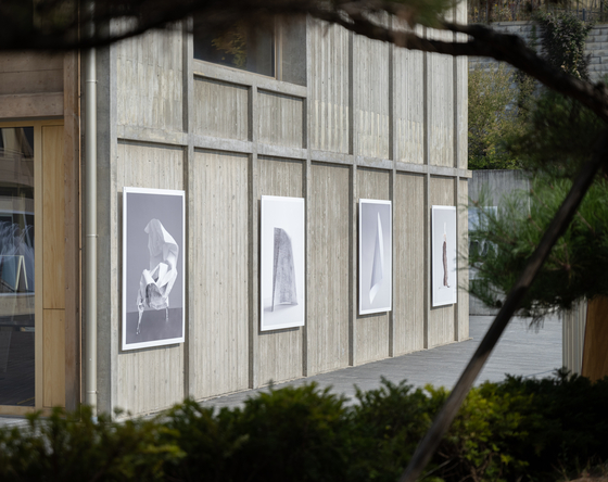 Doyoung Kim's photo works on the outer wall of Swiss Hanok, the new building of Swiss Embassy in central Seoul, as part of the″Spaceless″ exhibition. [SWISS EMBASSY]