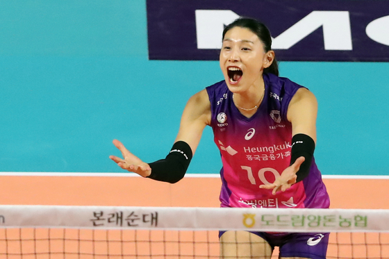 Kim Yeon-koung celebrates as the Incheon Heungkuk Life Pink Spiders beat the Pepper Savings Bank AI Peppers 3-0 in both team's opening game of the 2022-23 V League season at Incheon Samsan World Gymnasium in Incheon. Kim, considered by many to be the greatest Korean volleyball player ever, returns to the league this year after playing last season in Shanghai. [NEWS1]