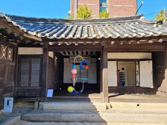 Artist Vakki's works are on view in Han Gyu-seol's old hanok mansion in the campus of Kookmin University. [MOON SO-YOUNG]