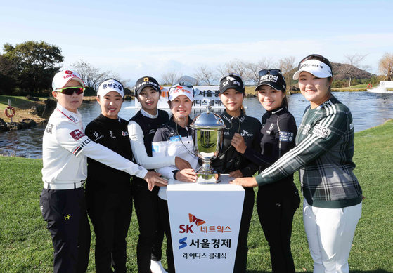 From left: Kim Hyo-joo, Kim Su-ji, Lee Ga-young, Lee Seung-yeon, Choi Ye-rim, Lee Jeong-eun and Ryu Hae-ran pose for a picture with the SK Networks Seoul Economics Ladies Classic trophy at Pinx Golf Club in Seogwipo, Jeju on Tuesday. [ORGANIZING COMMITTEE]